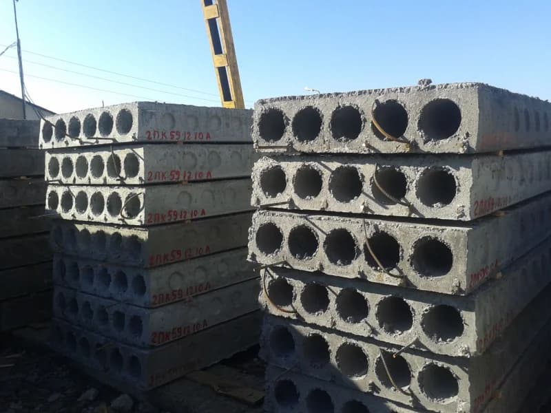 Ustma-ust terilgan ichi boʻsh beton plitalar