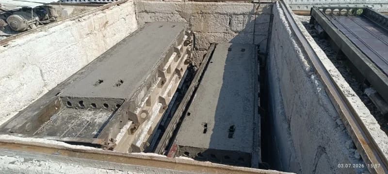 Ishlab chiqarish korxonasida qoliplardagi beton mahsulotlari