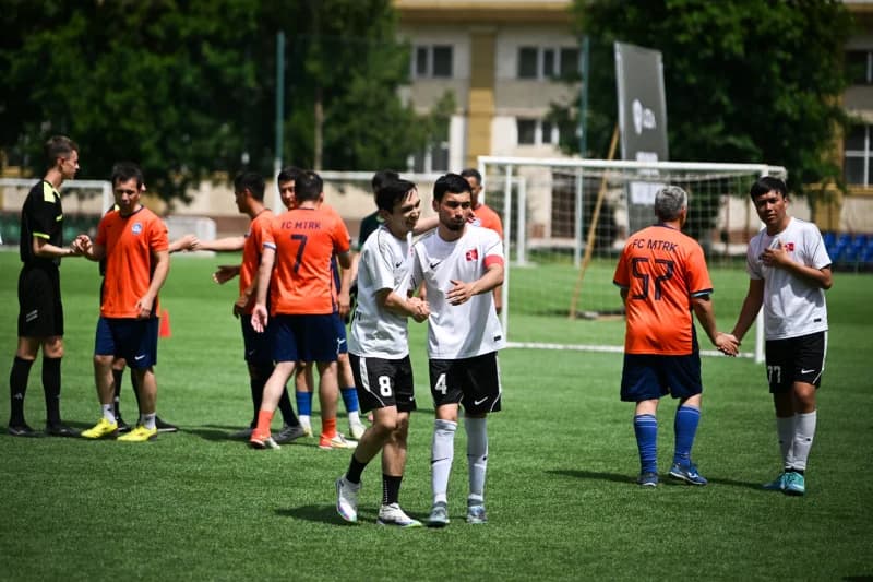 maydonda qoʻl berib koʻrishayotgan futbolchilar