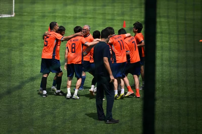 maydonda bayram qilayotgan futbolchilar