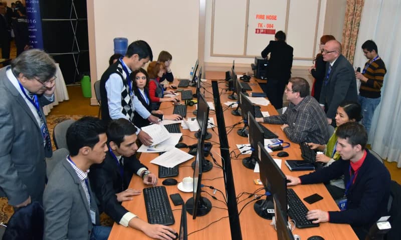 Люди, работающие за компьютерами в офисной обстановке