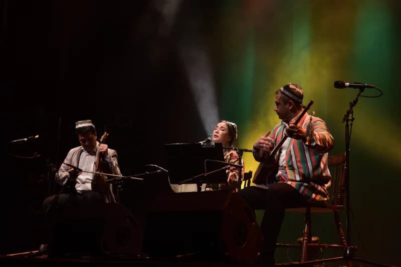 Sahnada musiqa ijro etayotgan odamlar