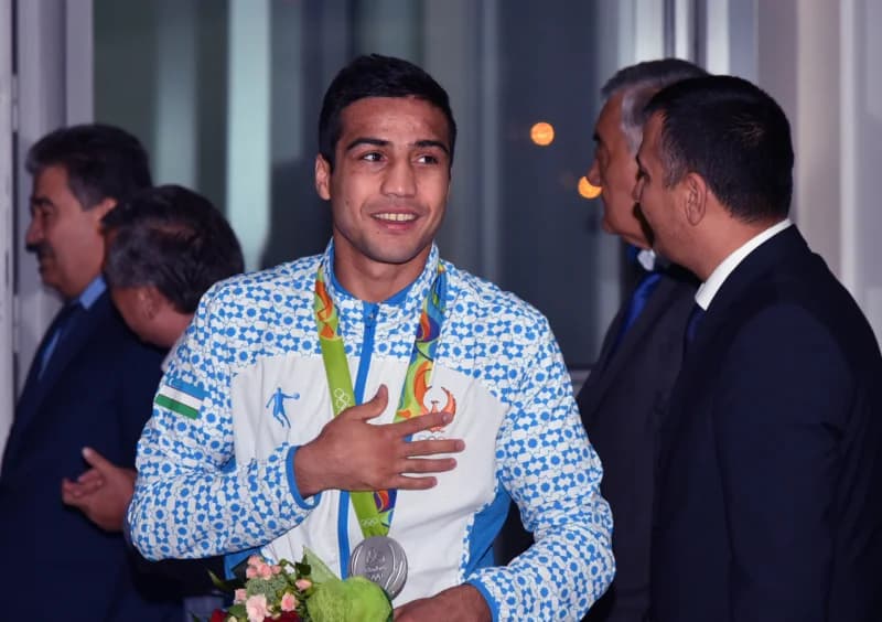 Medal va sport kurtkasini kiygan sportchi