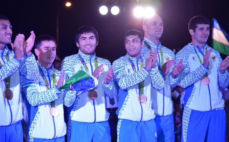 Спортсмены в спортивной форме с медалями