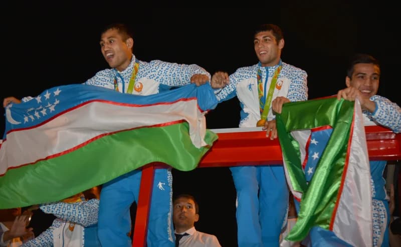 Спортсмены держат флаги и празднуют