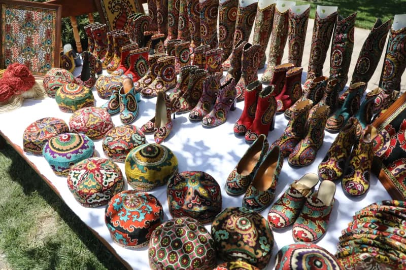 Anʼanaviy naqshli poyabzal va bosh kiyimlarni ochiq havoda namoyish etish