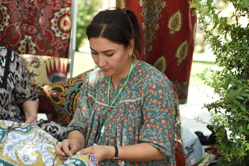 Anʼanaviy kashtachilik bilan shugʻullanuvchi ayol