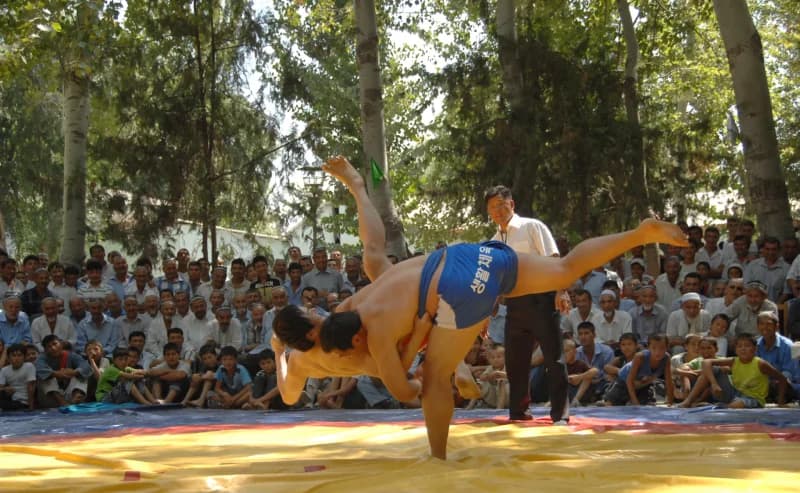 Спортсмены, выступающие в борьбе на открытом воздухе