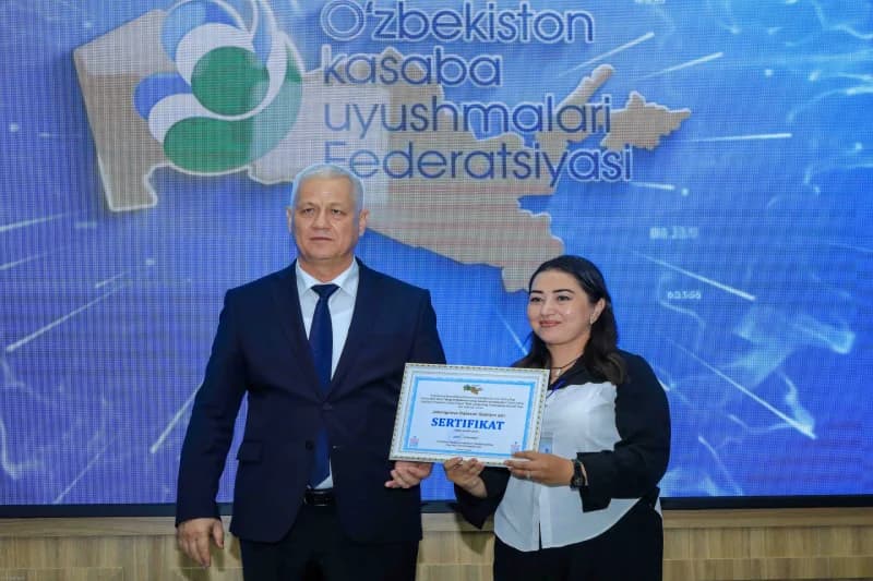 Люди, держащие сертификат перед экраном