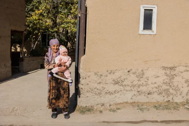 Пожилая женщина с ребенком на улице