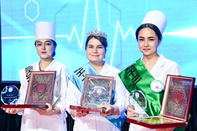 Xonada mukofot ushlab turgan uch kishi