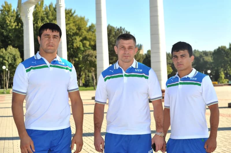 Спортсмены позируют на открытом воздухе