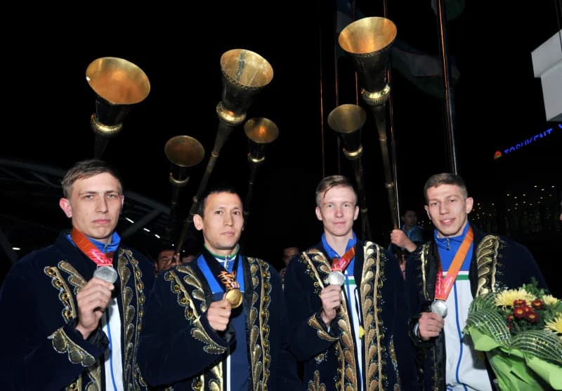 Группа спортсменов с медалями