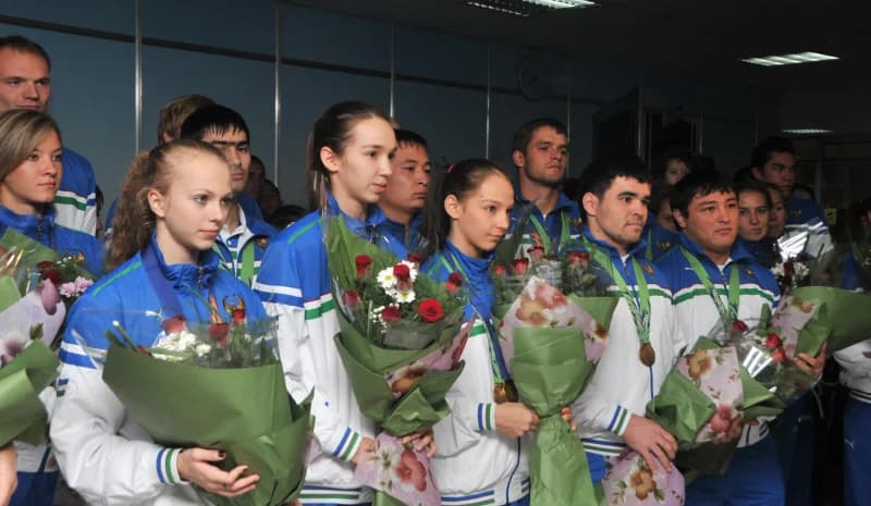 Группа спортсменов, стоящих вместе в помещении