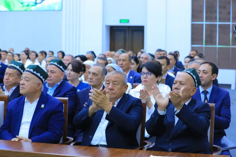 People clapping in a conference hall
