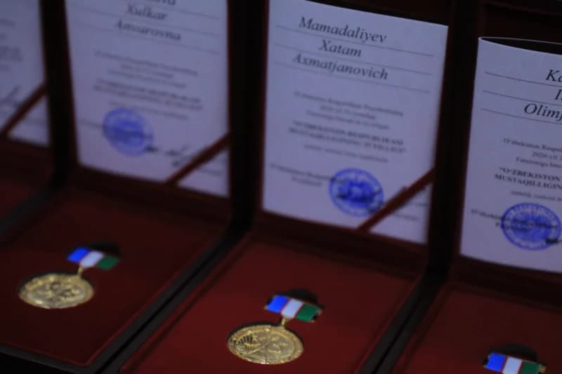 Медали в открытых витринах
