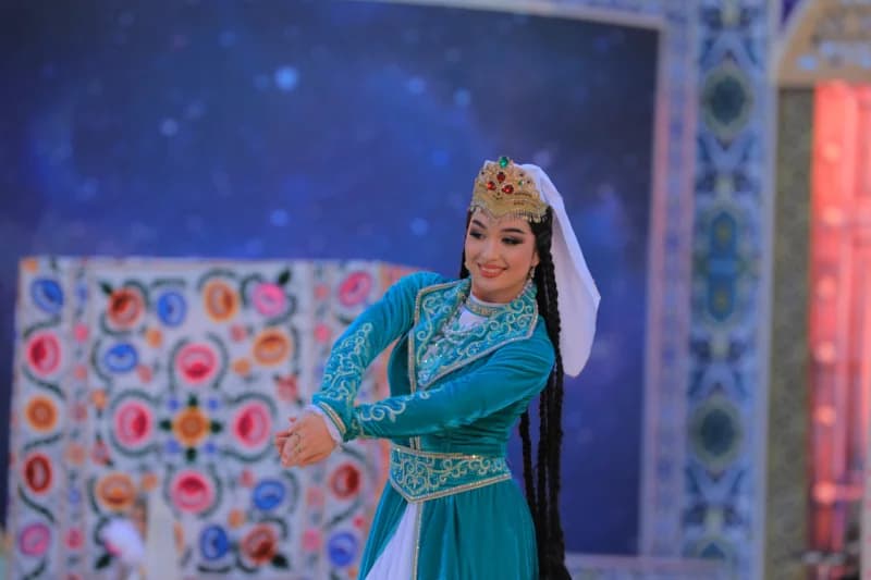 Женщина, исполняющая традиционный танец в нарядных нарядах