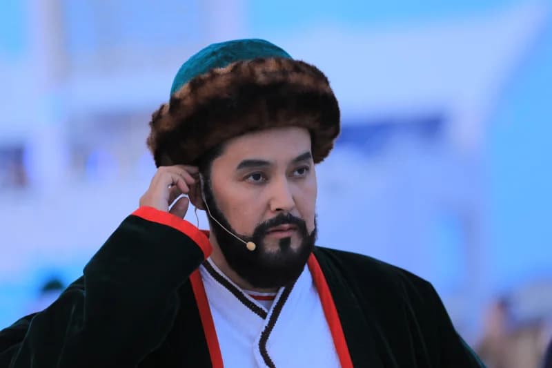 Человек в традиционной одежде и шляпе