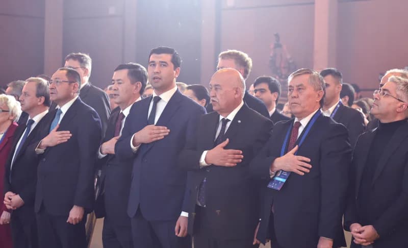 Люди, посещающие официальное закрытое собрание