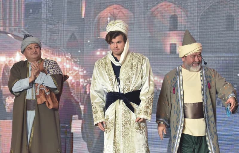 Люди в традиционной одежде на сцене