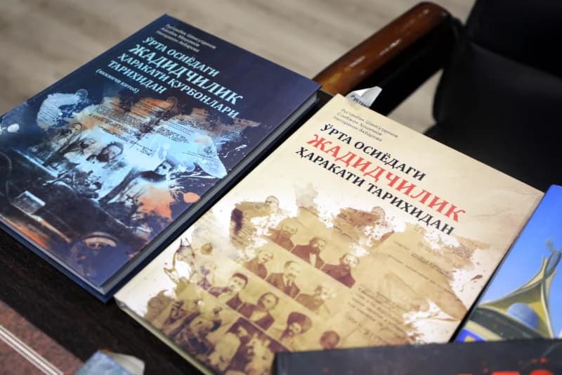 Книги с историческими обложками, помещенные на темную поверхность