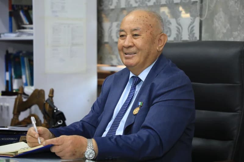 Портрет пожилого мужчины, пишущего в офисе