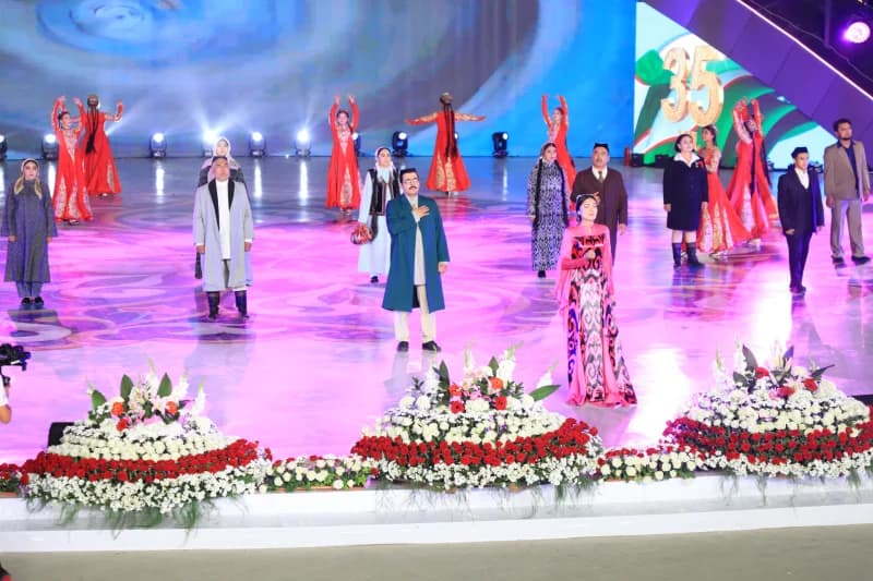 Madaniy tadbir vaqtida sahnadagi ijrochilar