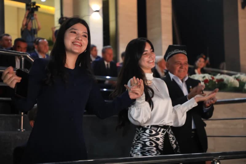 Tabassum qilayotgan va ochiq havoda oʻynayotgan odamlar