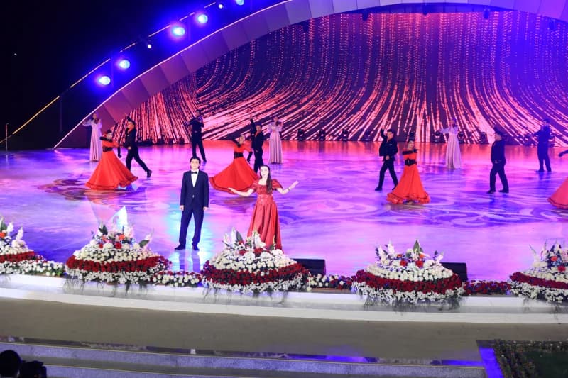 Tadbir davomida yoritilgan sahnadagi ijrochilar