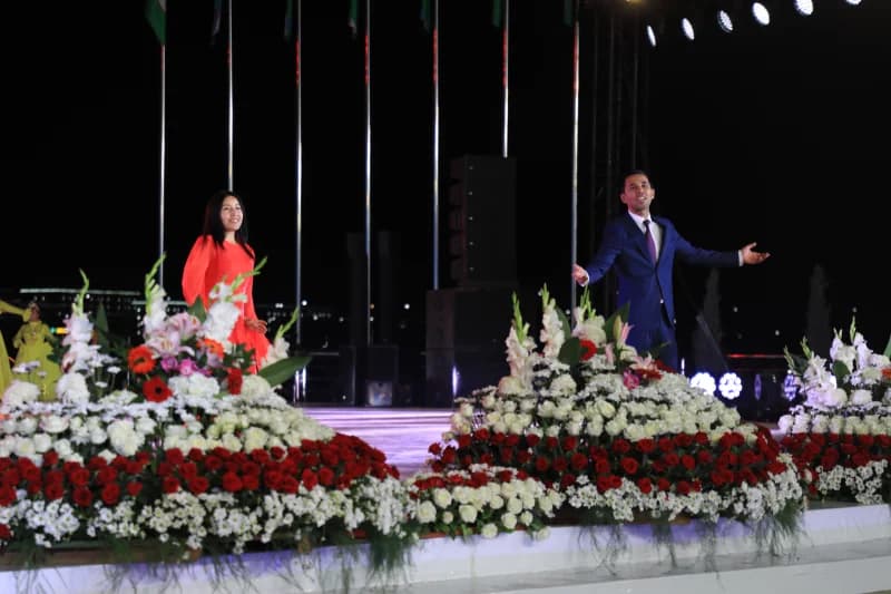 Kechki tadbirda sahnadagi ijrochilar