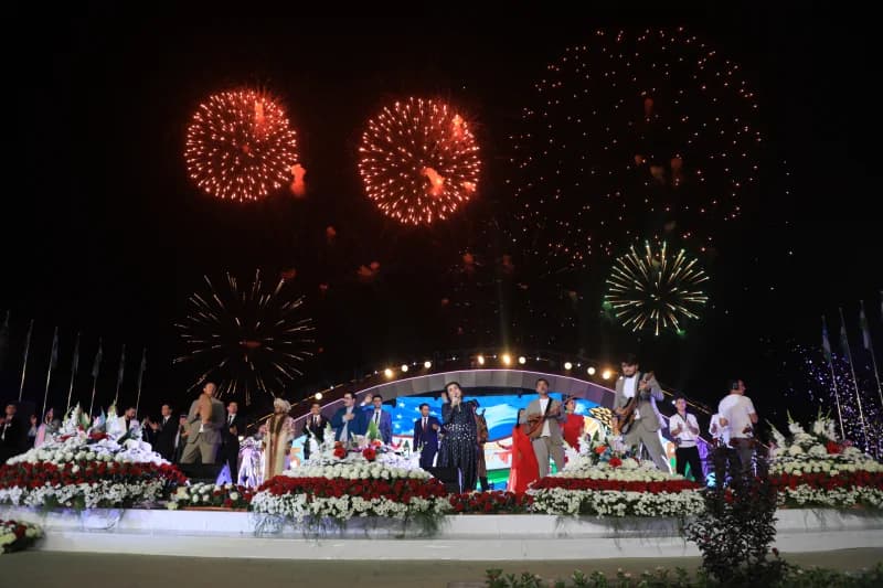 Mushakbozlik bilan oʻtkaziladigan tungi bayram paytida sahnadagi ijrochilar.