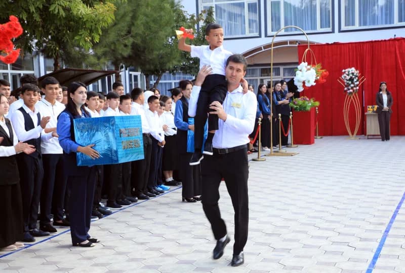 Мужчина, несущий ребенка на плечах на улице