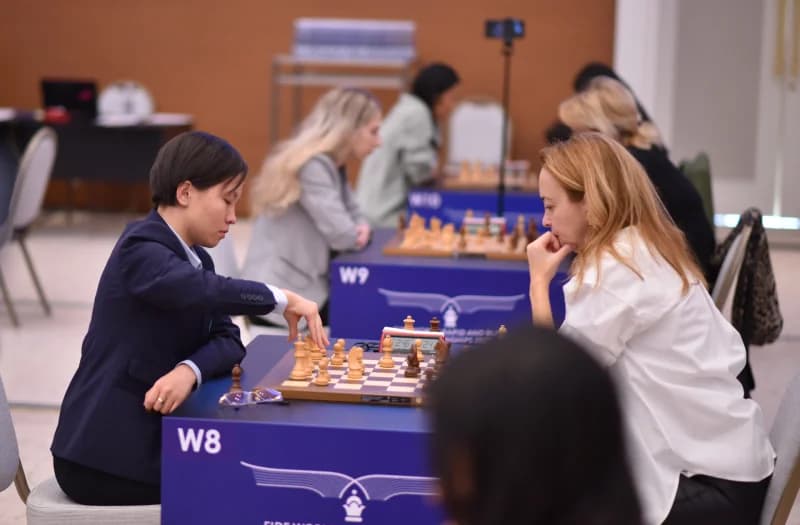 Игроки соревнуются на шахматном турнире