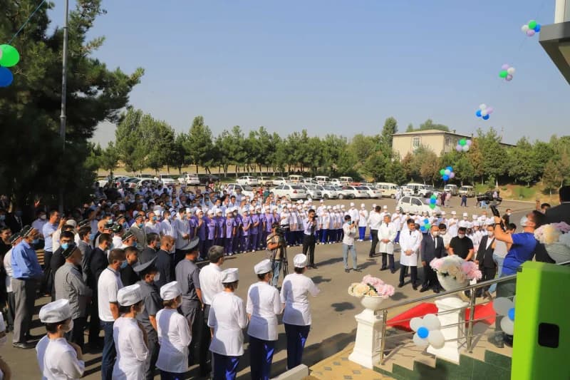 Люди, собравшиеся на улице во время дневного мероприятия