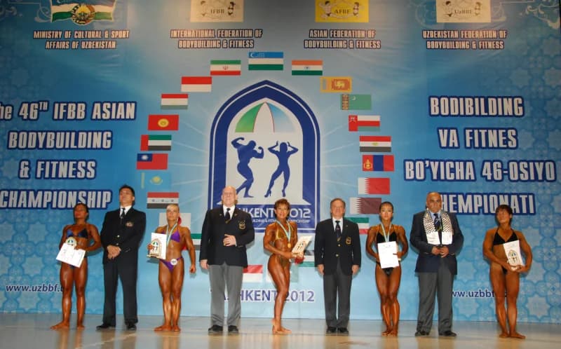 Групповое фото спортсменов и официальных лиц во время чемпионата