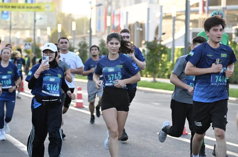People running along a city street during a marathon