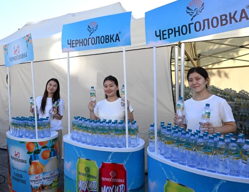 Рекламные стенды с бутилированной водой и напитками