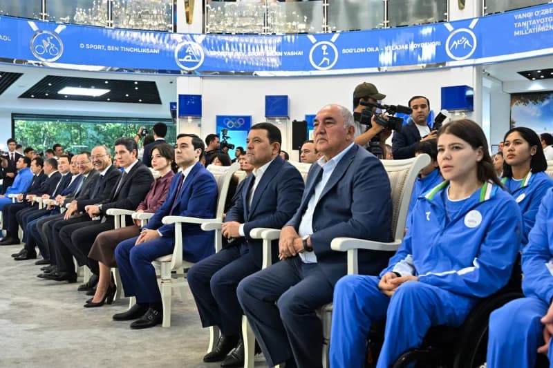 Abdulla Aripov на собрании