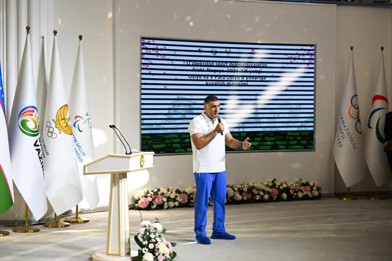 Человек, говорящий в микрофон на мероприятии