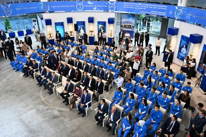 Люди собрались в современном интерьерном зале