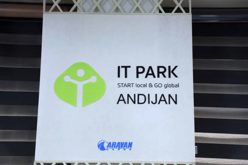 IT Park Andijan вывеска с логотипом и текстом