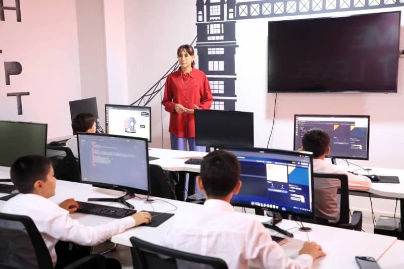 Students and instructor in computer classroom
