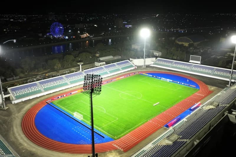 Yoritilgan maydonli stadionning tungi koʻrinishi