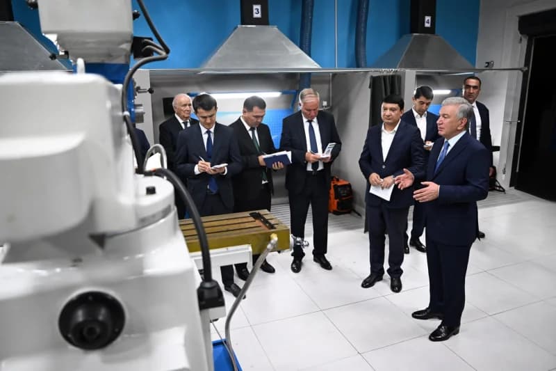 Shavkat Mirziyoyev tashrif davomida bino ichida