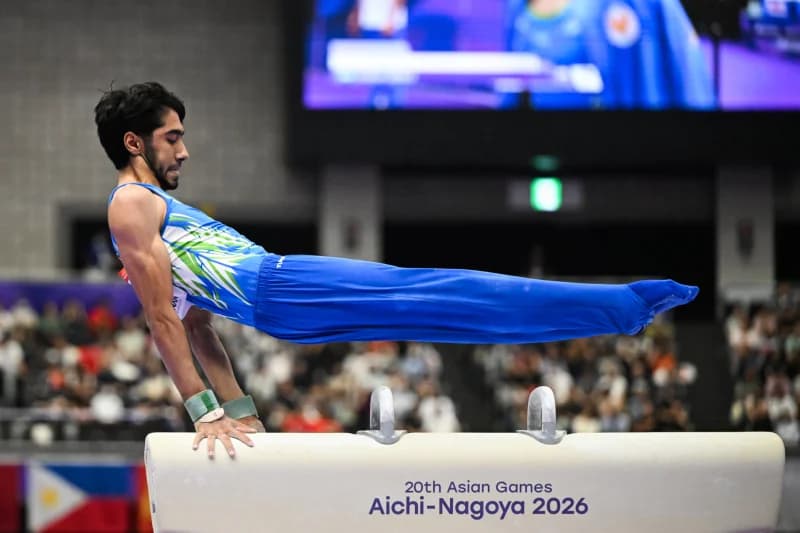 Спортсмен, выступающий на коне на спортивных соревнованиях