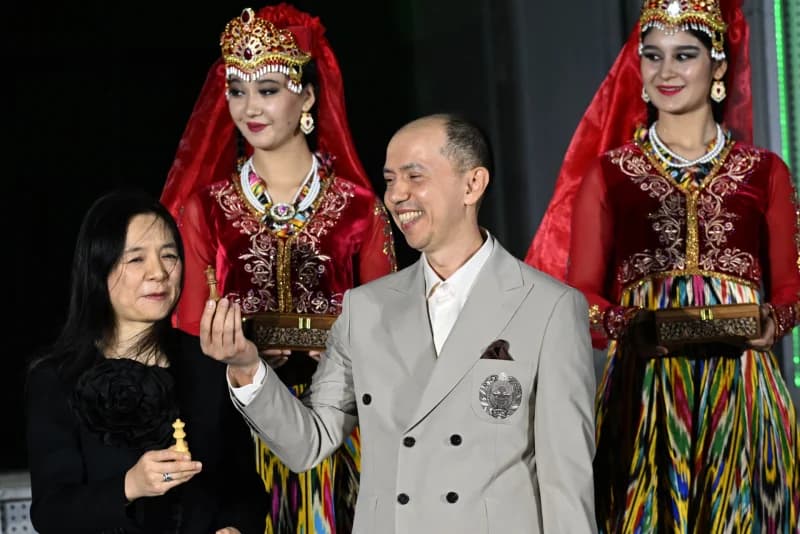 Люди с шахматными фигурами на культурном мероприятии