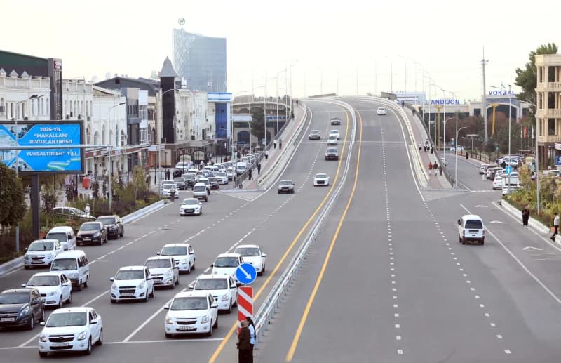 Urban traffic on multi-lane roadway and elevated overpass