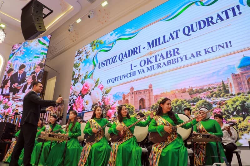 Surxondaryoda o‘qituvchi va murabbiylar sharaflandi