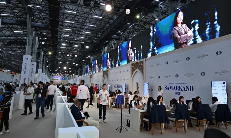 Люди, участвующие в шахматном соревновании в закрытом помещении