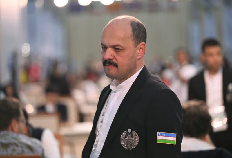 Мужчина в куртке на собрании